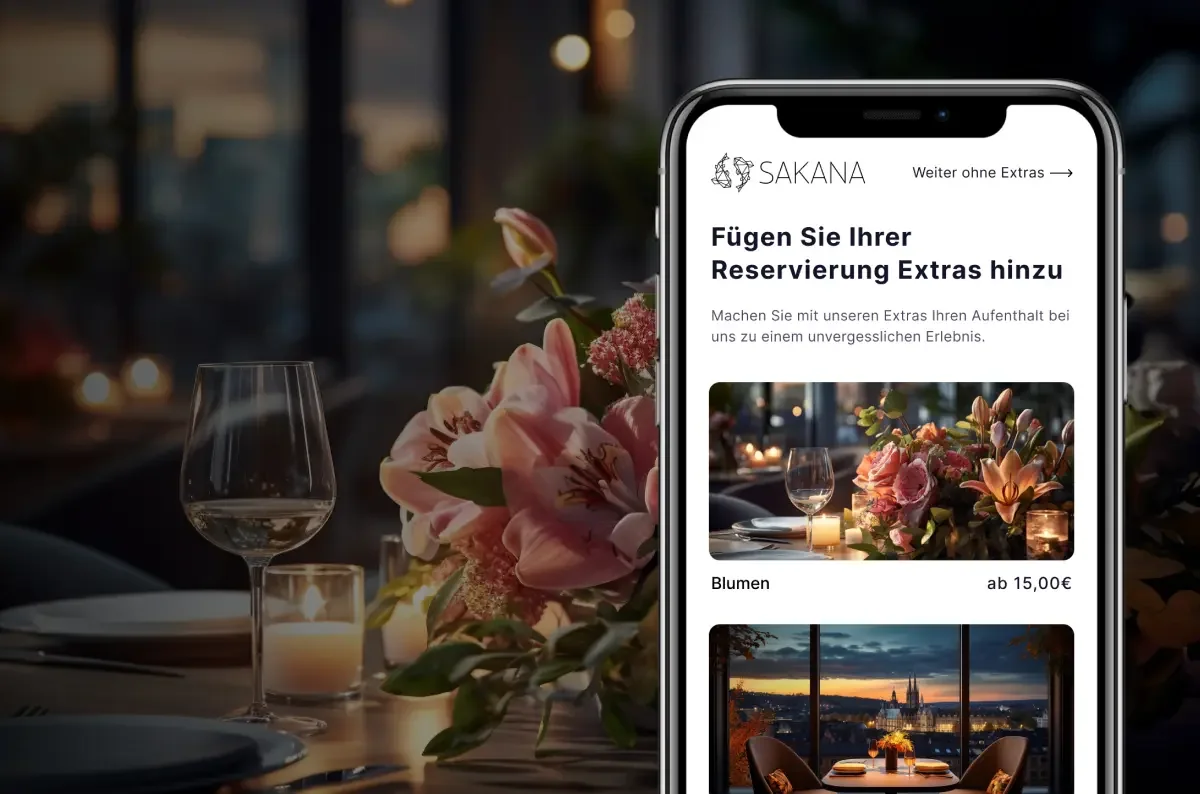 Smartphone mit Extras im Buchungsweg eines Restaurants, daneben ein festlich gedeckter Tisch