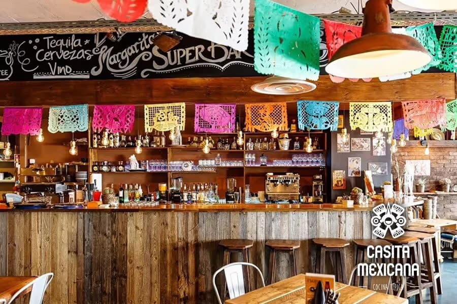 Bar eines Casita-Mexicana-Restaurants mit bunten Papierfahnen und Logo