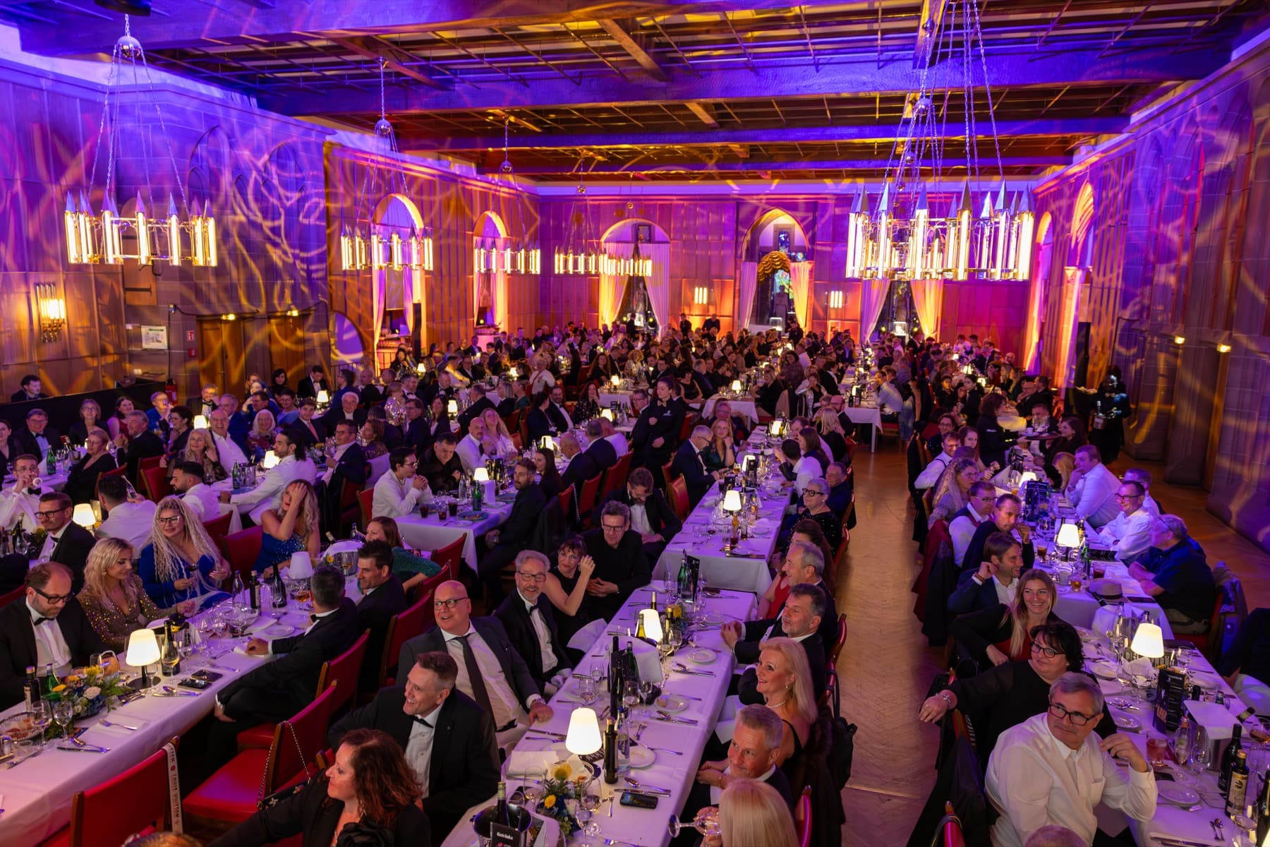 Voller Festsaal bei den James Bond Nights im Heidelberger Schloss