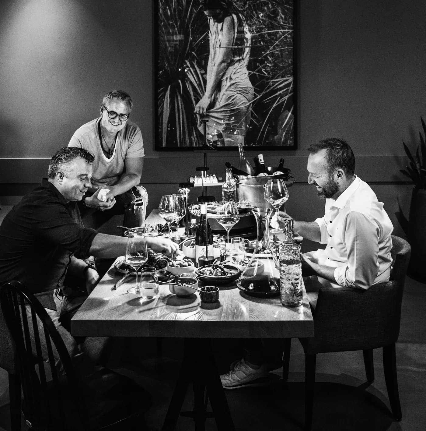 Gäste und Gastgeber am Tisch im NEO Restaurant Heidelberg