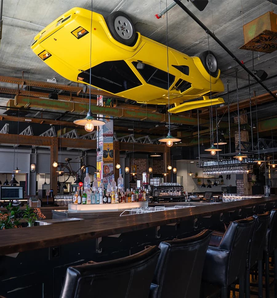 Restaurant von Rauschenberger mit gelbem Auto unter der Decke