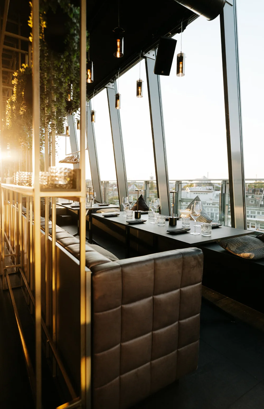 Fensterplätze der Schilling Roofbar in Heidelberg im Abendlicht