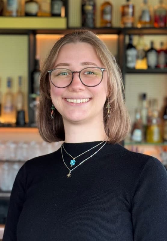 Sarah, Grafikdesignerin